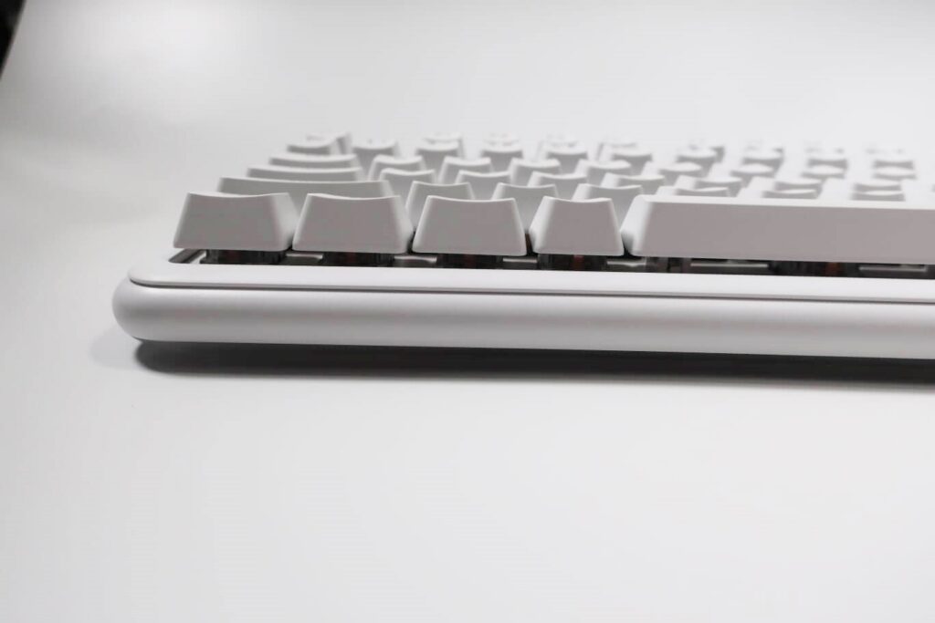 白くてかわいいメカニカルキーボード ロジクールのG715は実に美しい