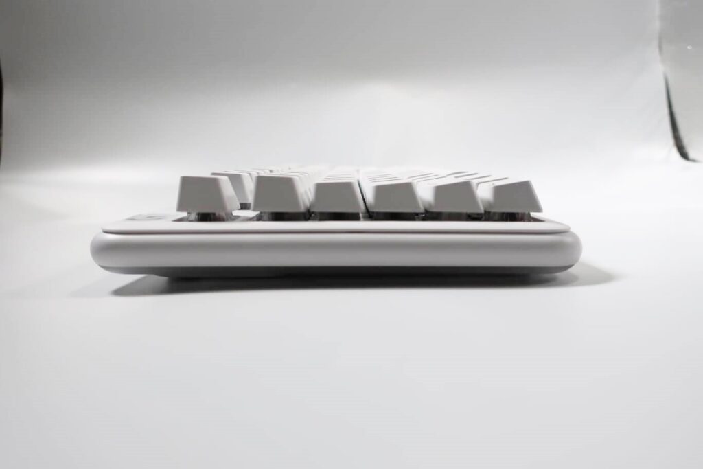 白くてかわいいメカニカルキーボード ロジクールのG715は実に美しい