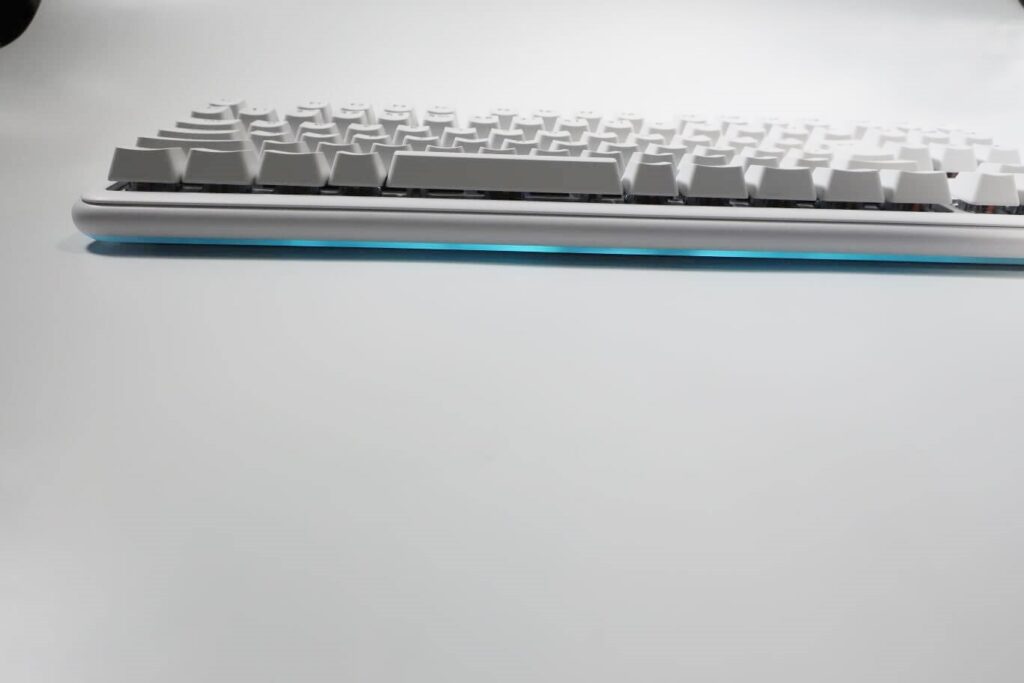 白くてかわいいメカニカルキーボード ロジクールのG715は実に美しい